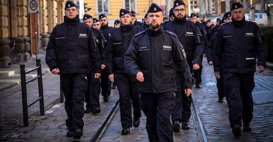 zdjęcie: Nowy wałbrzyski policjant ślubował w Sali Rycerskiej wrocławskiego ratusza / fot. KMP w Wałbrzychu
