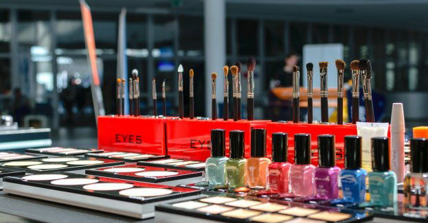 W niedzielny poranek wpadł z wielkim hukiem do salonu urody