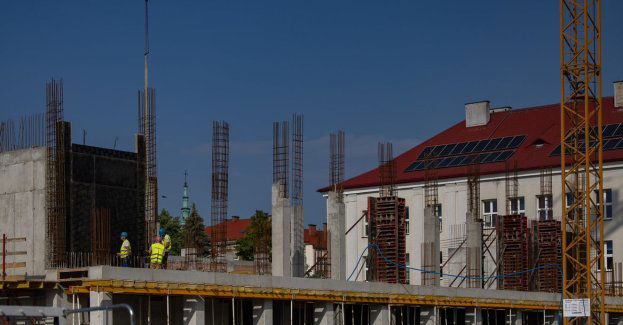 Przy Zespole Szkół nr 1 w Rzeszowie rośnie hala sportowa