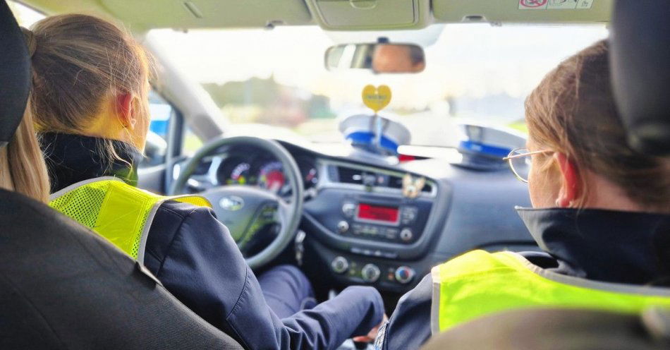 zdjęcie: Zima na drogach: odblaski i rozwaga ratują życie / fot. KMP w Skierniewicach