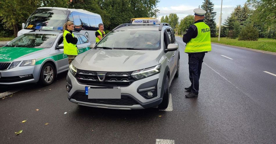 zdjęcie: Policjanci kontrolowali stan techniczny taksówek / fot. KMP w Koszalinie