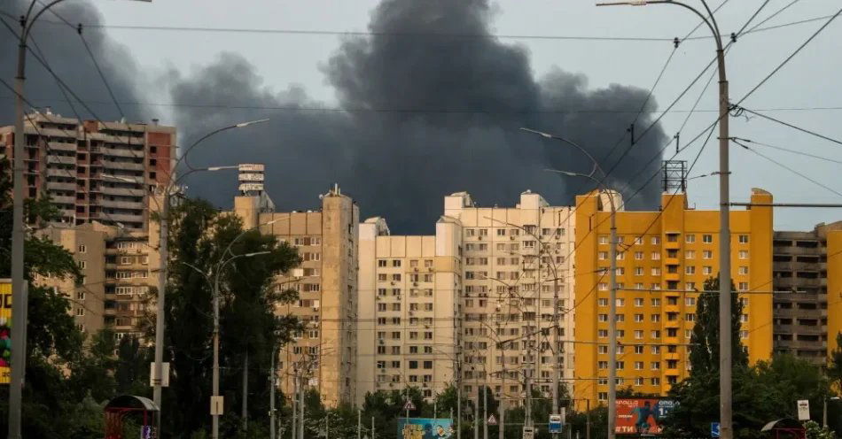 zdjęcie: RCB:Zakończył się zmasowany atak na obszarze zachodniej Ukrainy. Brak zagrożenia na terytorium RP. Śledź komunikaty. / Kijów, Ukraina, 10.06.2025. Czarny dym nad centralnymi dzielnicami Kijowa, 10 bm. Liczne pożary w stolicy Ukrainy są skutkiem zmasowanego rosyjskiegi ataku z użyciem dronów uderzeniowych i rakiet balistycznych w nocy z 9 na 10 czerwca br. Trwa inwazja Rosji na Ukrainę. (jm) PAP/Vladyslav Musiienko