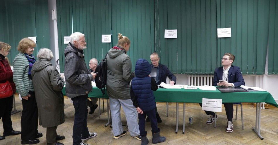 zdjęcie: W Warszawie na godz. 17 najwyższa frekwencja w Wesołej, najniższa na Pradze-Północ / fot. PAP