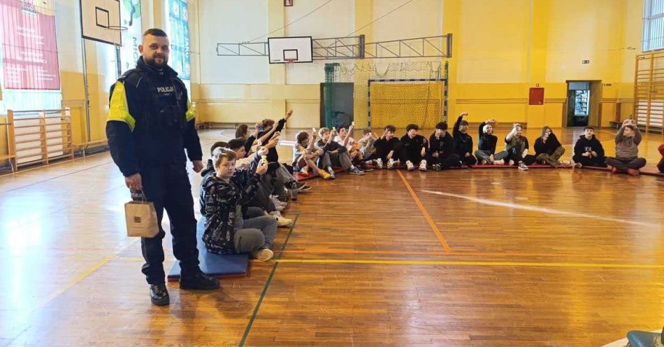 zdjęcie: Świdnica: Ósmoklasiści uczą się o odblaskach i bezpieczeństwie / fot. KPP w Świdnicy