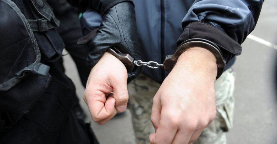 zdjęcie: Małopolskie i Mazowieckie: kolejnych 14 zatrzymanych ws. gangu narkotykowego powiązanego z pseudokibicami / Szczecin, 04.12.2013. Zdjęcie ilustrujace zatrzymanie przestępcy przez policje. (mb/awol)  PAP/Marcin Bielecki