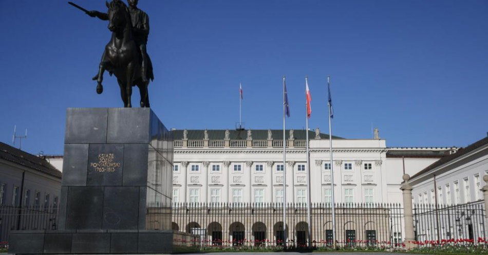 zdjęcie: Szefernaker: flaga z Pałacu Prezydenckiego będzie co tydzień zmieniana i przekazywana dalej / Warszawa, 27.04.2025. Pałac Prezydencki i pomnik księcia Józefa Ponatowskiego  w Warszawie, 27 bm.  (ls/dw) PAP/Leszek Szymański