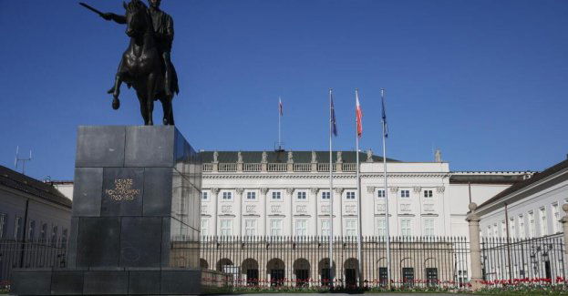 Szefernaker: flaga z Pałacu Prezydenckiego będzie co tydzień zmieniana i przekazywana dalej