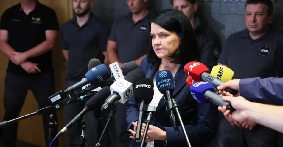 zdjęcie: Medycy z ZPHM lecą na Węgry; ocenią stan poszkodowanych w wypadku autokaru i zdecydują o ich transporcie / Warszawa, 16.08.2026. Podsekretarz Stanu w Ministerstwie Zdrowia Katarzyna Kacperczyk (C) podczas konferencji w 1. Bazie Lotnictwa Transportowego w Warszawie, 16 bm. Konferencja dotyczyła lotu samolotu specjalnego z przedstawicielami MSZ i służb medycznych na Węgry w związku z wypadkiem polskiego autokaru na autostradzie M3. W wyniku wypadku zginęło 12 pasażerów, siedmioro kolejnych jest w stanie bardzo ciężkim i przebywa w szpitalach na Węgrzech. Autokarem wracała z Bośni i Hercegowiny pielgrzy