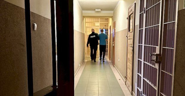 19-letni wandal, który uszkodził samochody we Władysławowie, osadzony w policyjnej celi.