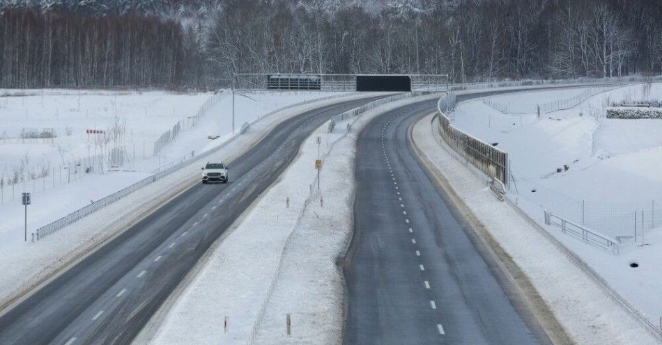 zdjęcie: GDDKiA: w czwartek rano wszystkie drogi krajowe są przejezdne / Okolice Olsztyna, 31.12.2025. Droga S16 w okolicy Olsztyna, 31 bm. W województwie warmińsko-mazurskim wciąż utrzymują się intensywne opady śniegu. Warunki na drogach są ekstrealnie trudne. (ad) PAP/Tomasz Waszczuk