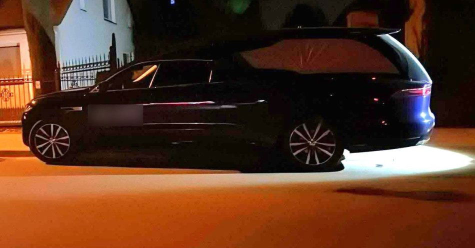 zdjęcie: Wrocławscy policjanci odzyskali karawan wart 500 tys. zł / fot. KMP w Wrocławiu