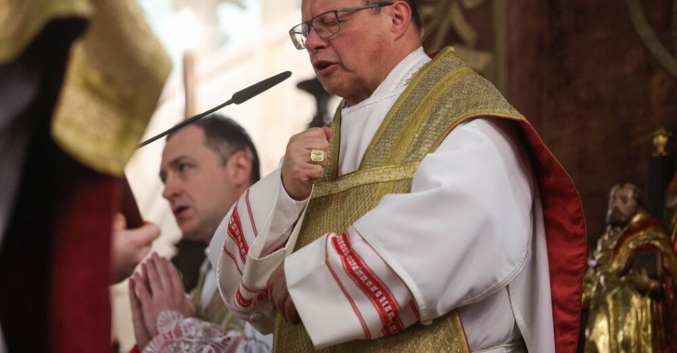 zdjęcie: Kard. Ryś sprawował mszę w katedrze na Wawelu w rocznicę katastrofy smoleńskiej / Kraków, 05.04.2026. Wielka Niedziela. Metropolita krakowski kard. Grzegorz Ryś przewodniczy uroczystej Mszy świętej w Niedzielę Zmartwychwstania Pańskiego w Katedrze na Wawelu w Krakowie, 5 bm. (jm) PAP/Łukasz Gągulski