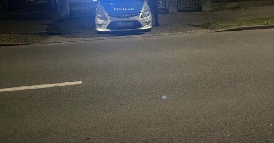 zdjęcie: Policjanci z Juraty czuwają nad bezpieczeństwem na cmentarzu w Helu / fot. KPP w Pucku