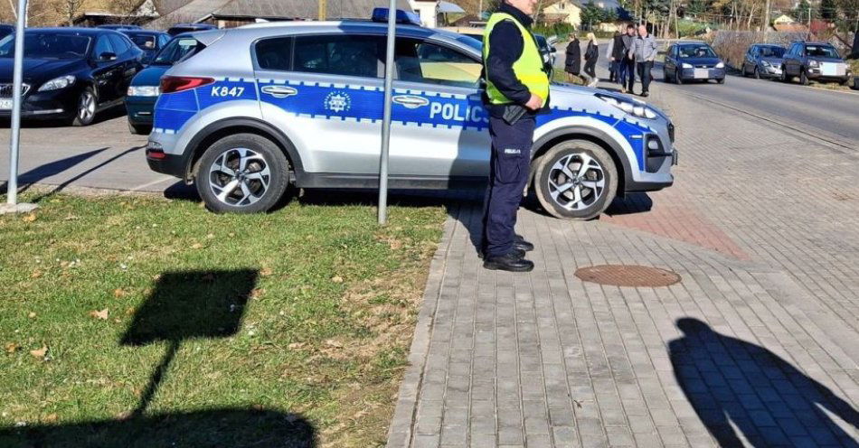 zdjęcie: Policja pilnuje bezpieczeństwa przy cmentarzach w Przeworsku / fot. KPP w Przeworsku KPP Przeworsk