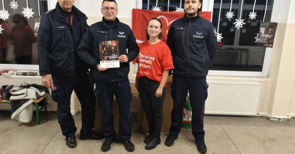 zdjęcie: Policjanci z Krzyżanowic wsparli Szlachetną Paczkę / fot. KPP w Raciborzu