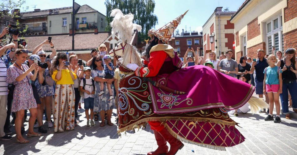 zdjęcie: Harce Lajkonika na ulicach Krakowa / fot. PAP