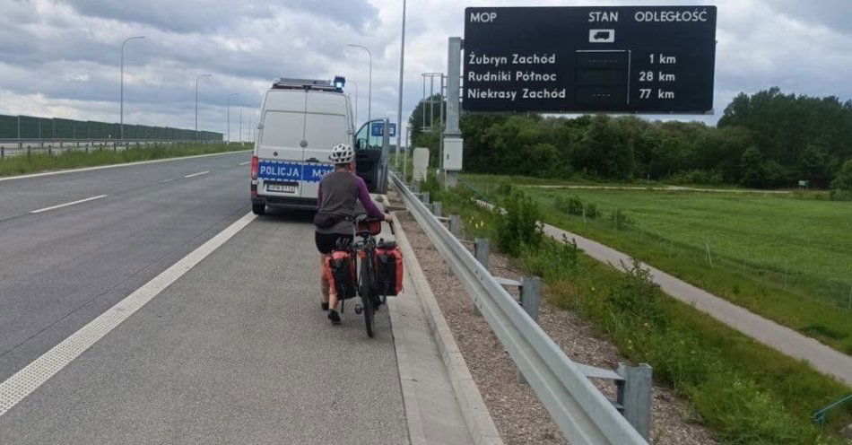zdjęcie: Jechała rowerem po drodze ekspresowej / fot. KMP Suwałki