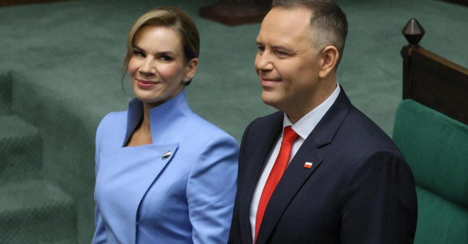 zdjęcie: Para Prezydencka złożyła życzenia z okazji Świąt Bożego Narodzenia / Warszawa, 06.08.2025. Uroczystość zaprzysiężenia Prezydenta RP Karola Nawrockiego przed Zgromadzeniem Narodowym. Prezydent RP Karol Nawrocki (P) z żoną Martą Nawrocką (L) na sali posiedzień Sejmu w Warszawie, 6 bm. Karol Nawrocki, dotychczasowy prezes IPN, został zaprzysiężony na Prezydenta Rzeczypospolitej Polskiej. Podczas Zgromadzenia Narodowego następca Andrzeja Dudy złożył przysięgę prezydencką, po której formalnie objął urząd głowy państwa. (awol) PAP/Paweł Supernak