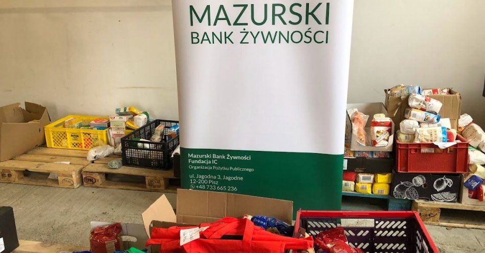 zdjęcie: Paczki dla potrzebujących przygotowane przez dzielnicowych i wolontariuszy z banku żywności / fot. KPP w Piszu