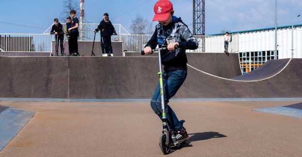 Wypadek drogowy. Potrącenie małoletniego na hulajnodze przez samochód osobowy.