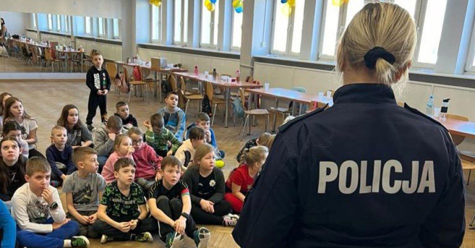 zdjęcie: Ostrołęccy policjanci spotykają się z dziećmi i młodzieżą, aby rozmawiać i bezpieczeństwie podczas zimowych ferii / fot. KMP w Ostrołęce