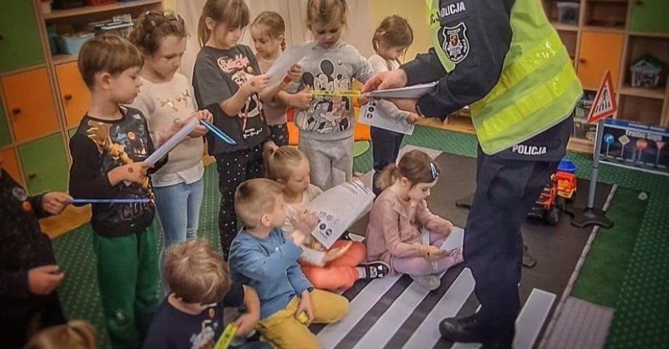 zdjęcie: Plastusie uczą się przechodzić przez ulicę bezpiecznie / fot. KMP w Szczecinie