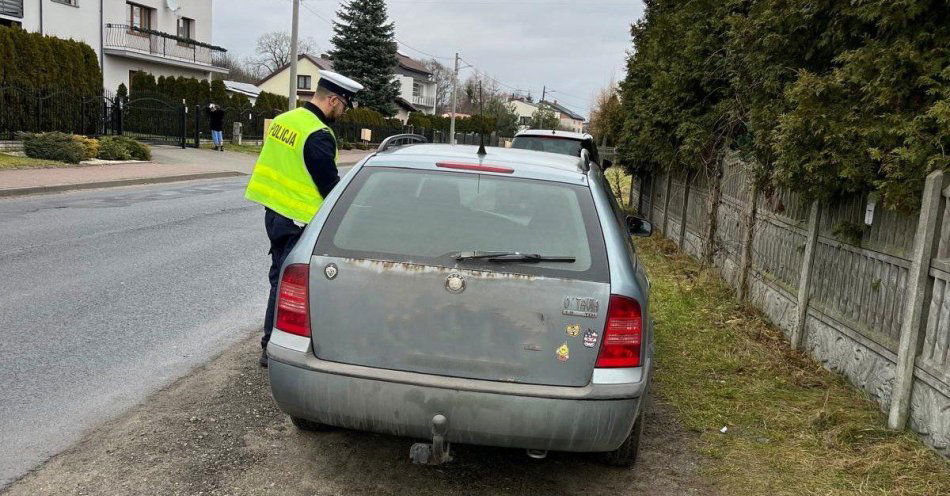 zdjęcie: Nietrzeźwa matka wiozła troje dzieci do szkoły / fot. KMP w Częstochowie