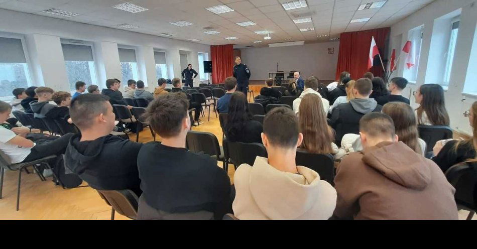 zdjęcie: Komendant spotkał się z maturzystami szkół w Głubczycach / fot. KPP Głubczyce