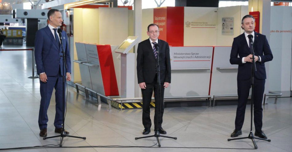 zdjęcie: W punkcie na Lotnisku Chopina możliwe będzie błyskawiczne wystawienie paszportu / fot. PAP