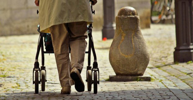 Starsza schorowana kobieta poprosiła ekspedientkę o pomoc