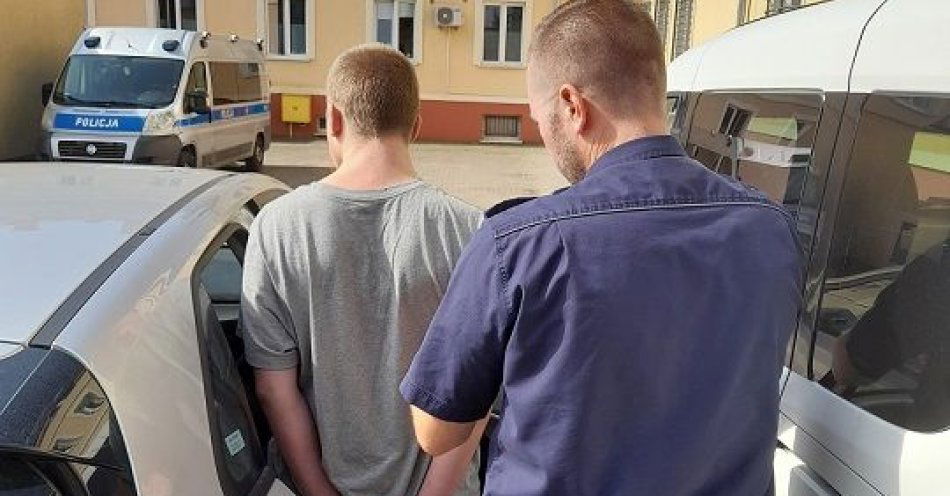 zdjęcie: Policjanci na gorącym- uczynku zatrzymali 17-latka, który ukradł rower i odzyskali pojazd / fot. KPP w Pruszczu Gdańskim
