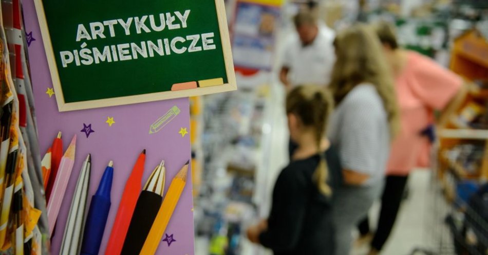 zdjęcie: CBOS: średnio 2407 zł wydali w tym roku rodzice na zakup podręczników, przyborów i opłaty / Lublin, 25.08.2017. Zakupy artykułów szkolnych w jednym z lubelskich supermarketów, 25 bm. Nowy rok szkolny rozpoczyna się 4 września. (wp/doro) PAP/Wojciech Pacewicz