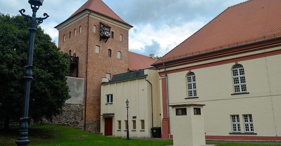 zdjęcie: Seryjny podpalacz z Sulechowa zatrzymany. Grozi mu do 5 lat więzienia / Zamek w Sulechowie, fot. Asiasmok, CC BY-SA 3.0 PL, https://commons.wikimedia.org/wiki/File:Sulech%C3%B3w,_zamek_z_wie%C5%BC%C4%85.jpg