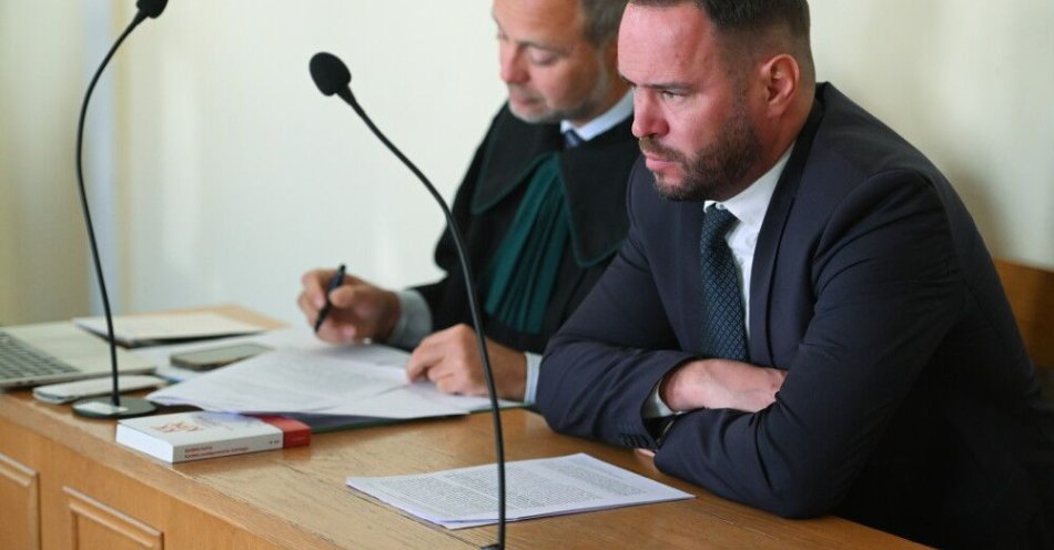 zdjęcie: Wojewoda lubelski przed sądem za zdjęcie krzyża / Lublin, 02.10.2025. Wojewoda lubelski Krzysztof Komorski (P) na sali rozpraw Sądu Rejonowego w Lublinie, 2 bm. Trwa proces wojewody lubelskiego z prywatnego aktu oskarżenia ws. decyzji o zdjęciu krzyża z sali lubelskiego Urzędu Wojewódzkiego. (amb) PAP/Wojtek Jargiło