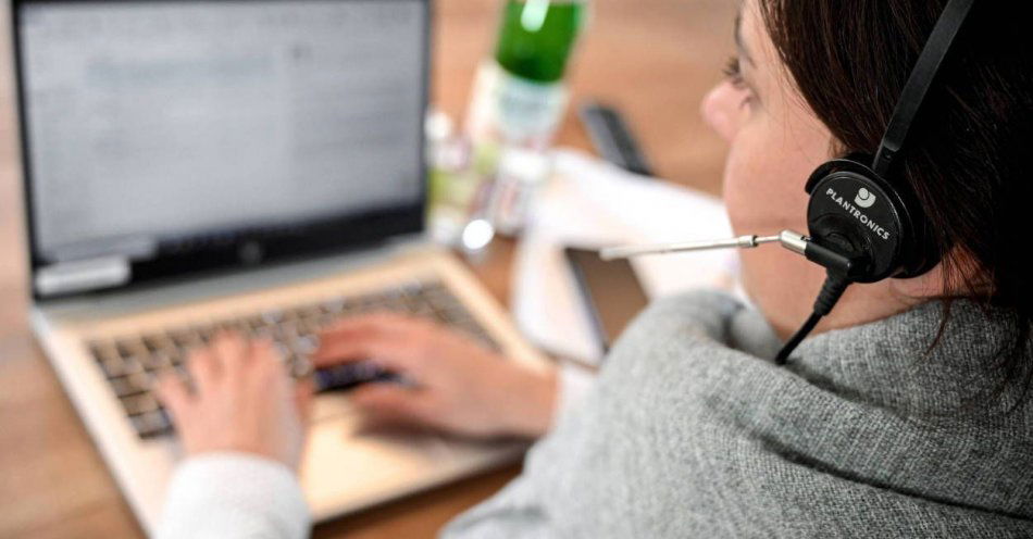 zdjęcie: Popołudniami i w piątki pracownicy są mniej produktywni i robią więcej literówek / fot. PAP
