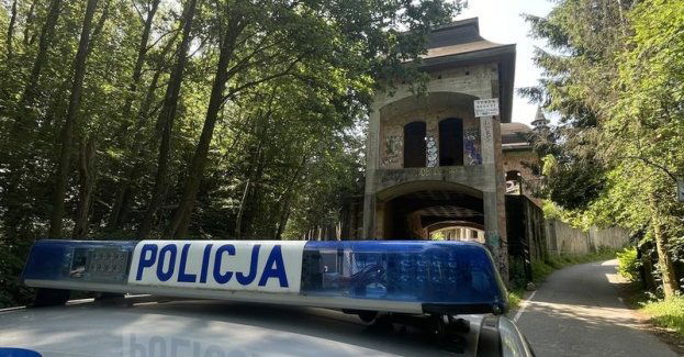 Niedokończona budowa w Łapalicach- niebezpieczna i nielegalna "atrakcja", na której wjazd jest objęty zakazem ruchu. Kartuscy policjanci wcz