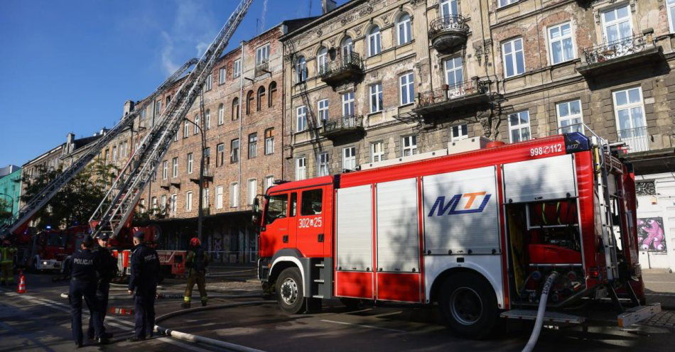 zdjęcie: Ugaszono pożar warszawskiej kamienicy, w akcji brało udział 13 zastępów straży pożarnej / fot. PAP