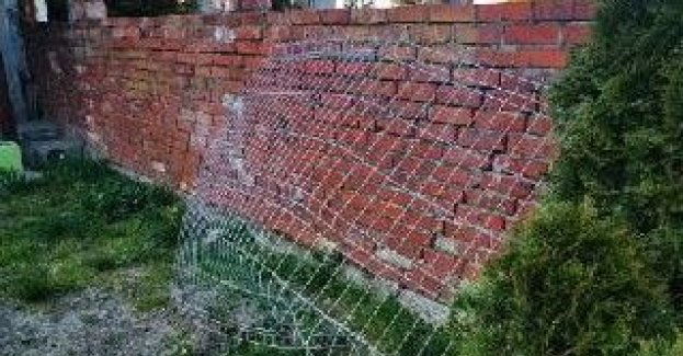 Pijany 28-latek wjechał w ogrodzenie posesji