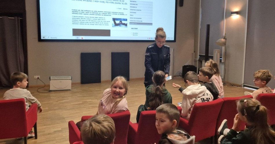 zdjęcie: Policjanci uczą dzieci zasad bezpiecznych ferii / fot. KPP w Nowym Dworze Gdańskim