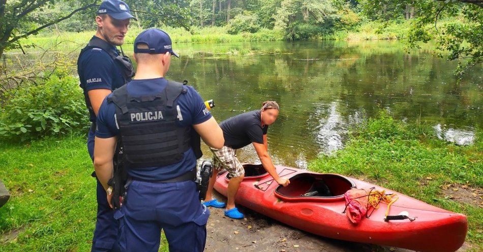 zdjęcie: Policjanci sprawdzali trzeźwość kajakarzy / fot. KPP w Tucholi