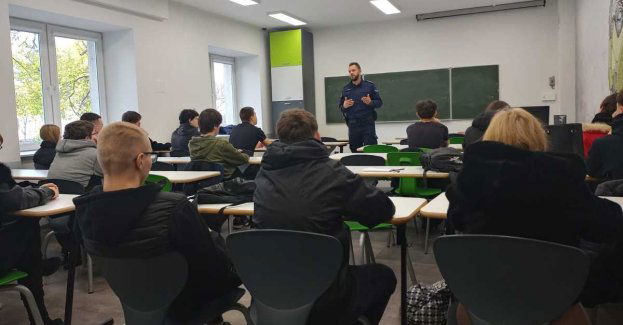 Zostań jednym z nas Policjanci zachęcają młodzież do służby
