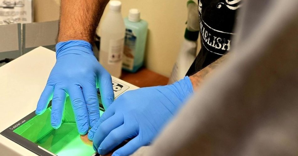 zdjęcie: Policjant po służbie i ochroniarz zatrzymali złodzieja telefonu / fot. KPP w Raciborzu