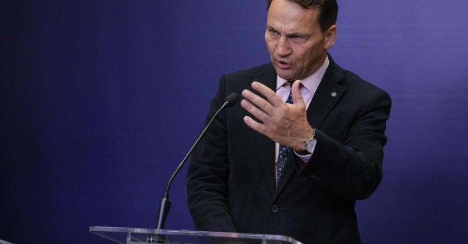 zdjęcie: Sikorski o słowach Merkel: taka sama prawda, jak to, że nikt nie protestował przeciwko Nord Streamowi / Warszawa, 06.10.2025. Wicepremier, minister spraw zagranicznych RP Radosław Sikorski podczas konferencji prasowej po spotkaniu z minister spraw zagranicznych Finlandii Eliną Valtonen, 6 bm. w Ministerstwie Spraw Zagranicznych w Warszawie. (rg/zkoc) PAP/Rafał Guz