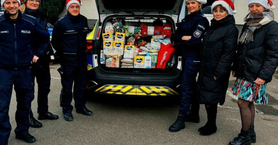 zdjęcie: Policjanci z Nowogardu pomogli rodzinie w potrzebie / fot. KPP w Goleniowie