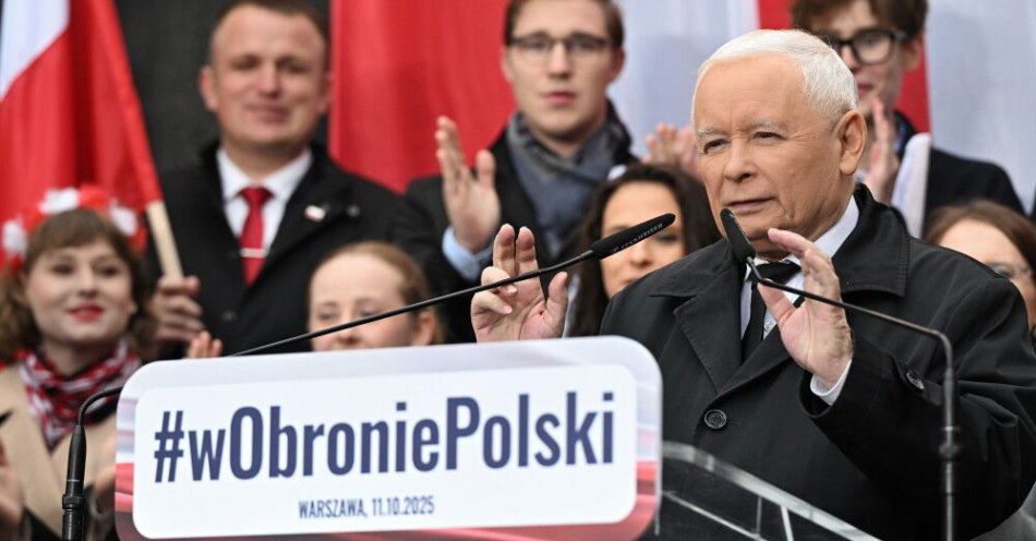 zdjęcie: Kaczyński o deklaracji Tuska ws. paktu migracyjnego: nie dajcie się oszukać, to są stare gry / Warszawa, 11.10.2025. Prezes PiS Jarosław Kaczyński (P) podczas manifestacji zwolenników Prawa i Sprawiedliwości na Placu Zamkowym w Warszawie, 11 bm. Uczestnicy wydarzenia protestują przeciwko nielegalnej migracji i umowie z Mercosur. (amb) PAP/Radek Pietruszka