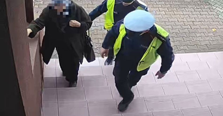 zdjęcie: Policjanci pomogli zagubionej 84 latce na cmentarzu w Garwolinie / fot. KPP w Garwolinie