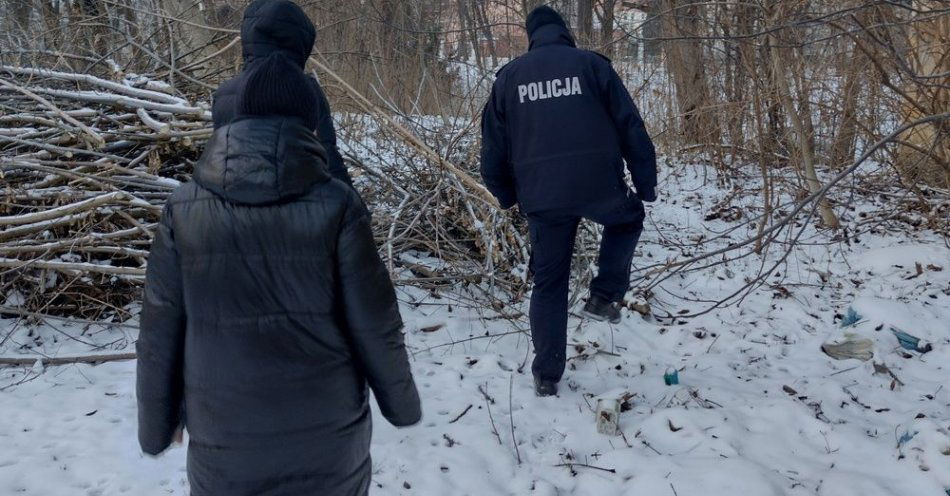 zdjęcie: Sprawdzamy miejsca gdzie mogą przebywać osoby bezdomne / fot. KPP Brzeg