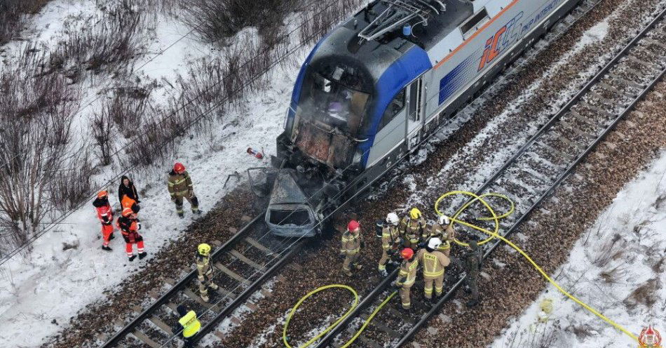 zdjęcie: Mazowieckie: na odcinku Warszawa Zachodnia - Łowicz ruch kolejowy wstrzymany; pociągi uderzyły w auto / Błonie, 25.01.2026. Miejsce zderzenia samochodu osobowego z pociągami w Błoniu, 25 bm. Na przejeździe kolejowym zatrzymał się samochód, w który uderzył pociąg, a następnie drugi nadjeżdżający z naprzeciwka. Samochód zapalił się, a ogień rozprzestrzenił się na lokomotywę. Ewakuowano około 300 osób. Kierowca zdążył sam uciec. Na odcinku Ożarów - Błonie ruch kolejowy został wstrzymany. (sko) PAP/OSP Błonie HANDOUT EDITORIAL USE ONLY NO SALES