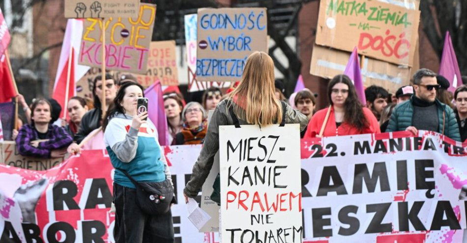 zdjęcie: Gdańsk: ulicami miasta przeszła 22. Manifa Trójmiejska / Gdańsk, 07.03.2026. 22. Trójmiejska Manifa, 7 bm. w Gdańsku. Tegoroczny przemarsz odbywa się pod hasłem „Ramię w ramię, po aborcję i mieszkanie”. (sko) PAP/Andrzej Jackowski