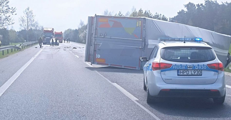 zdjęcie: Czołowe zderzenie z ciężarówką na DK 19 / fot. KPP Lubartów